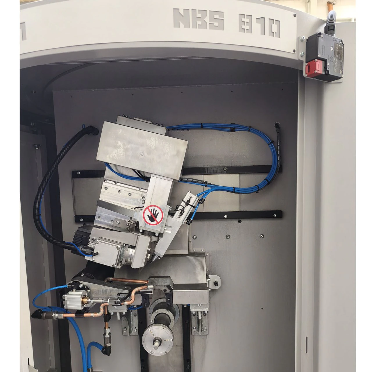 NEVA NBS 800 CNC körfűrészlap élező gép 2 A NEVA NBS 800 CNC körfűrészlap élező modern digitális kezelőfelülete és munkatere