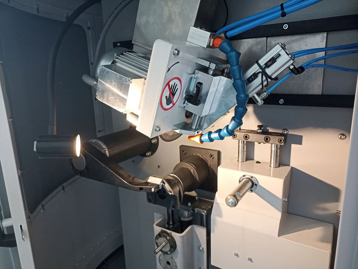 NEVA NBS 800 CNC körfűrészlap élező gép 4 Részletfotó a NEVA NBS 800 CNC körfűrészlap élező folyadékhűtéses csiszolóegységéről