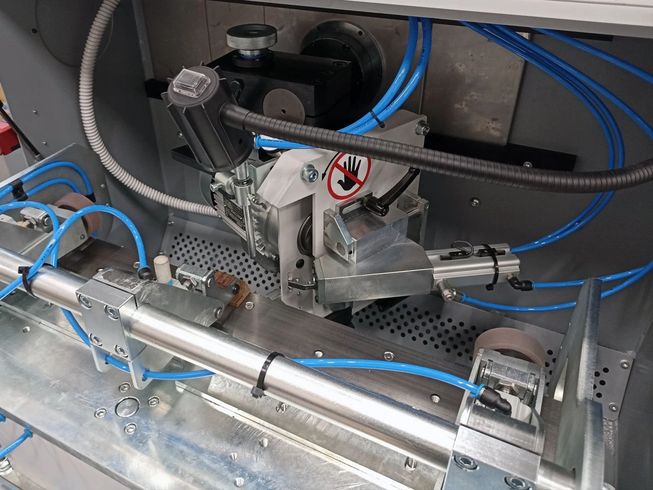 NEVA NBS 82 CNC szalagfűrészlap élező gép 5 Részletfotó a NEVA NBS 82 CNC élezőgép nagy pontosságú csiszolókorong-egységéről